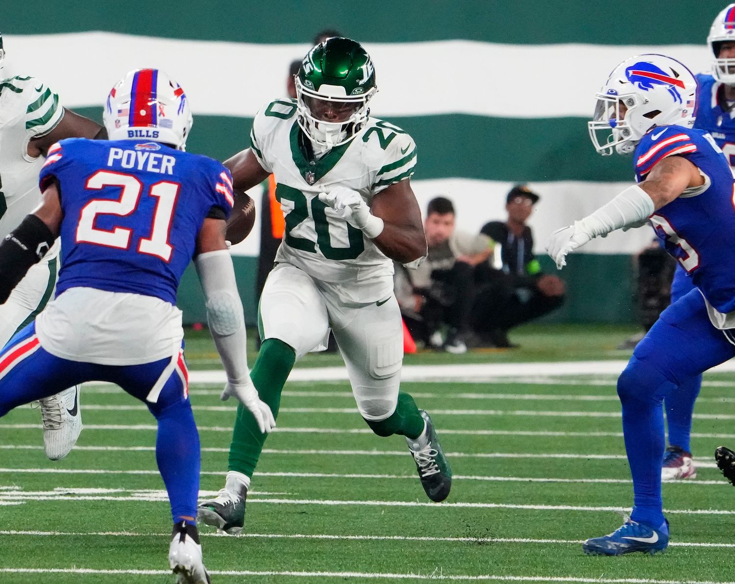 Jets' RB Breece Hall (20) carries against the Bills